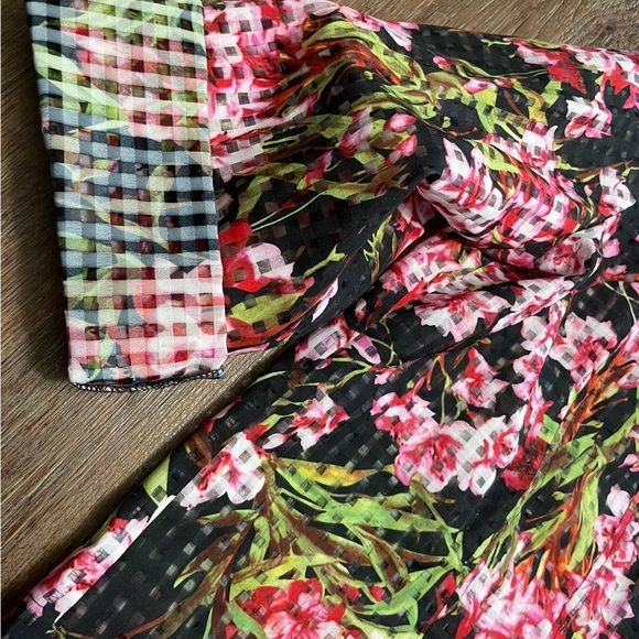 Isabel Hayley semi sheer floral button up blouse - Picture 3 of 9